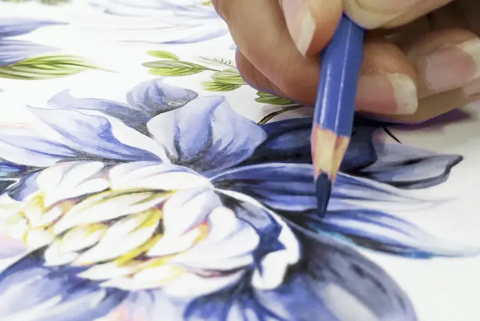 A estampa FE957 sendo desenhada a lápis azul sobre papel.