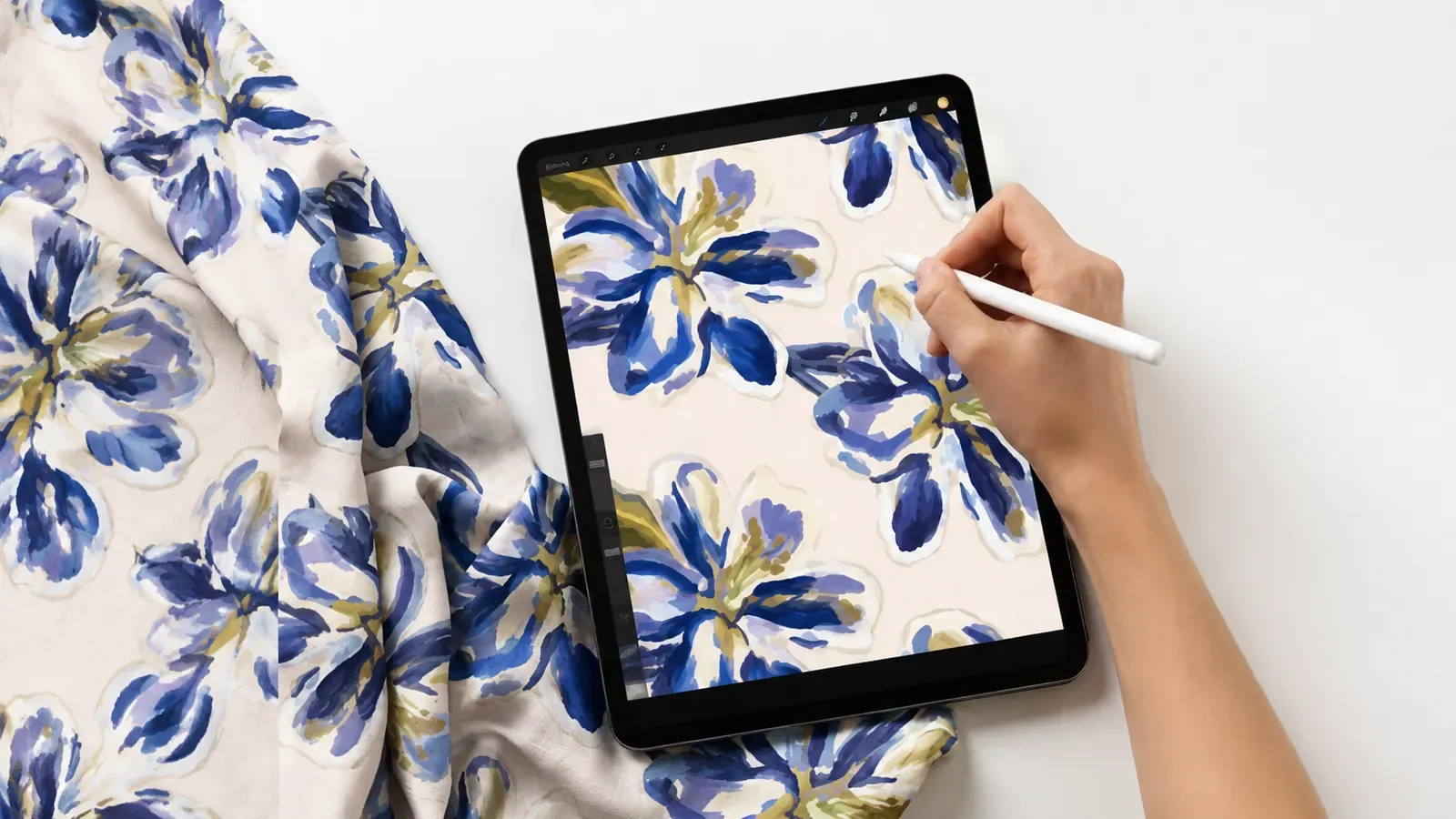 A estampa FE957 sendo finalizada em tablet, ao lado do tecido já impresso.
